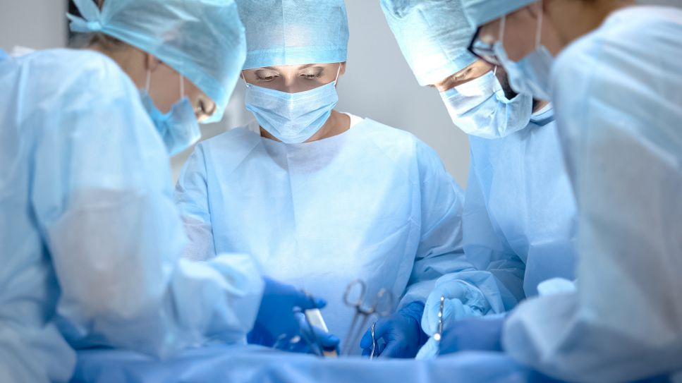 Blinddarm-OP: Bild zeigt Ärzteteam bei einer Operation (Bild: Colourbox)