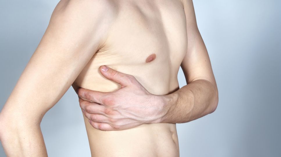 Rippenfellentzündung: Bild zeigt Mann, der sich an schmerzenden Brustkorb fasst (Bild: Colourbox)