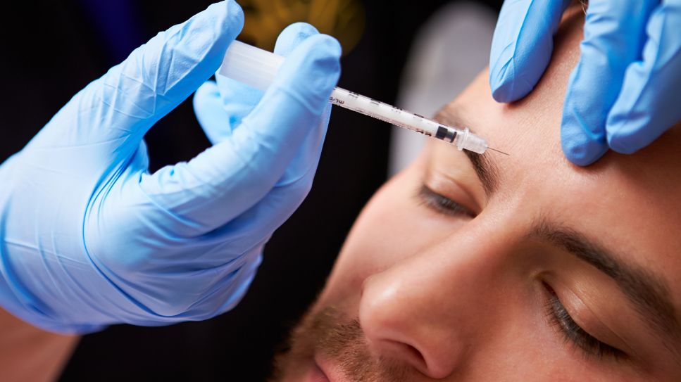 Hilfe bei Falten: Mann bekommt Botox-Spritze in Stirnfalte (Bild: Colourbox/Monkey Business Images)
