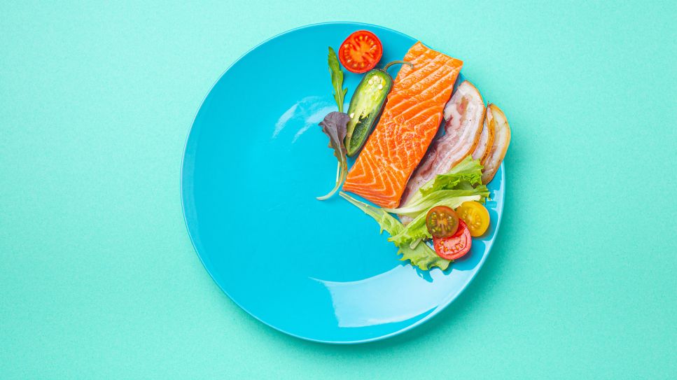 Gesund fasten: Teller mit Fisch und Gemüse auf genau einem Drittel der Fläche (Bild: Colourbox)