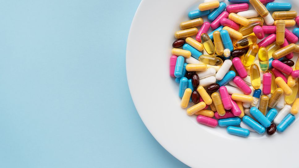 Medikamente & Lebensmittel: Bild zeigt Teller gefüllt mit Pillen (Bild: Colourbox)