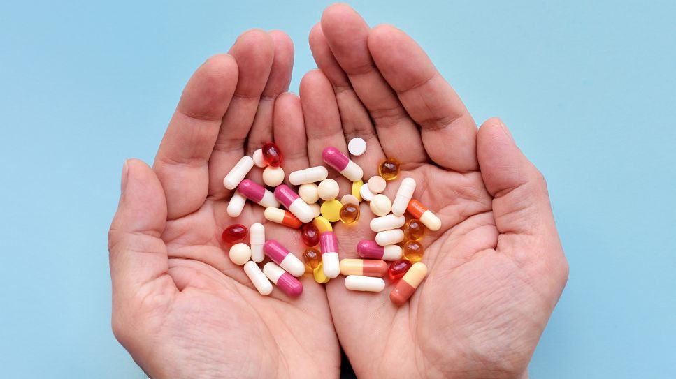 Wechselwirkungen von Medikamenten: Hände halten Pillen (Bild: Colourbox)
