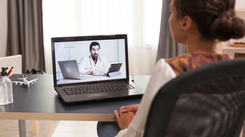 Digitale Sprechstunde: Bild zeigt Frau vor Laptop, über den sie im Videochat mit einem Arzt ist (Bild: Colourbox)