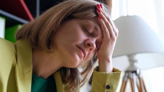 Kopfschmerzen: Bild zeigt Frau, die sich an schmerzenden Kopf fasst (Bild: Colourbox)