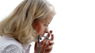 Alveolitis durch Allergie: Bild zeigt Frau, die mit Sauerstoffmaske atmet (Bild: imago images/Paul von Stroheim)