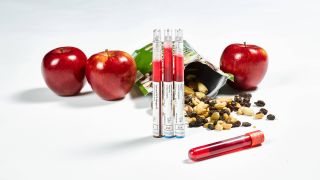 Kreuzallergien, Bild zeigt Äpfel, Nüsse und Allergietest (Quelle: imago images / Revierfoto)