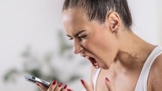 Fluchen für die Psyche: Bild zeigt wütende Frau, die Handy anschreit (Bild: Colourbox )