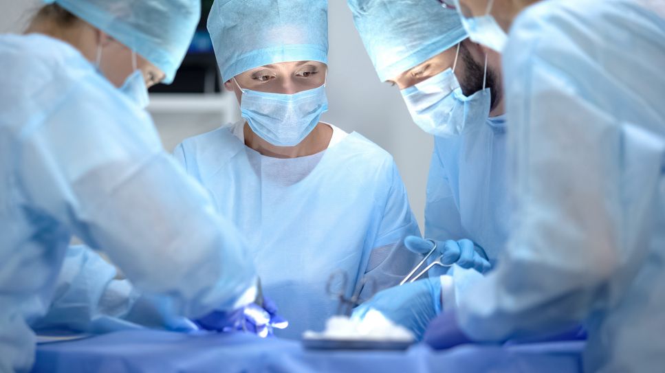 OP gegen Lymphödem: Bild zeigt Mediziner in OP-Kleidung über Patienten (Bild: Colourbox)