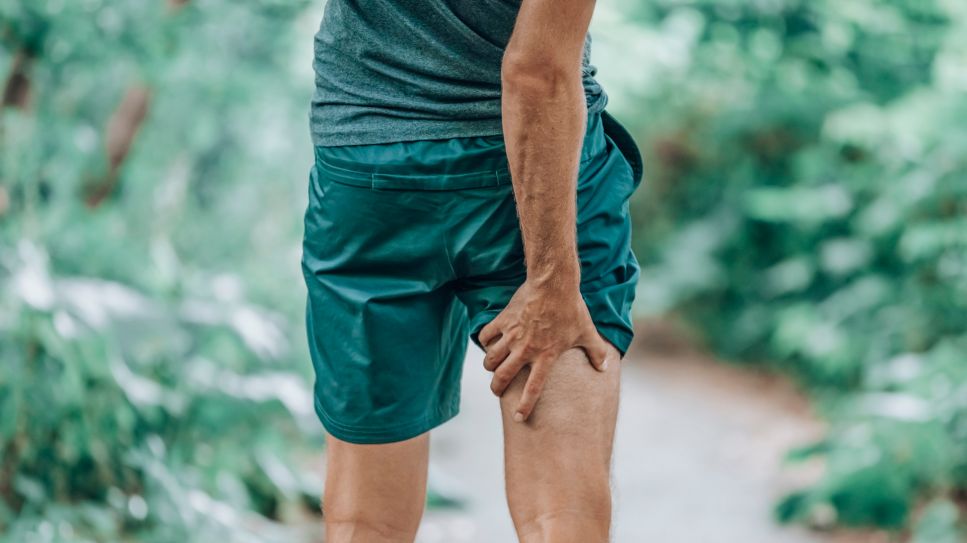 Zerrung, Bild zeigt Mann, der sich vor Schmerz den Oberschenkel hält. (Quelle: Colourbox)