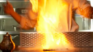 Verbrennung & Verbrühung: Offenes Feuer an Herd vor Koch (Bild: imago images/Blue Jean Images)
