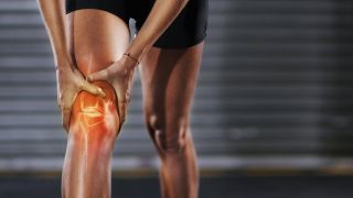 Knieschmerzen: Bild zeigt Frau, die sich das schmerzende Knie hält. Im Knie sieht man eine Grafik vom Kniegelenk (Quelle: imago images / Zoonar)