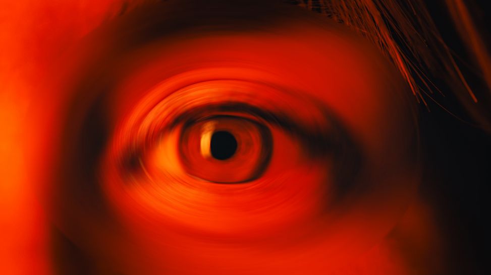 Notfall am Auge: Bild zeigt rot gefärbte Nahaufnahme eines menschlichen Auges (Bild: Colourbox)