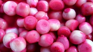 Pink Onions: Bild zeigt eingelegte pinke Zwiebeln (Bild: Imago images/Design Pics)