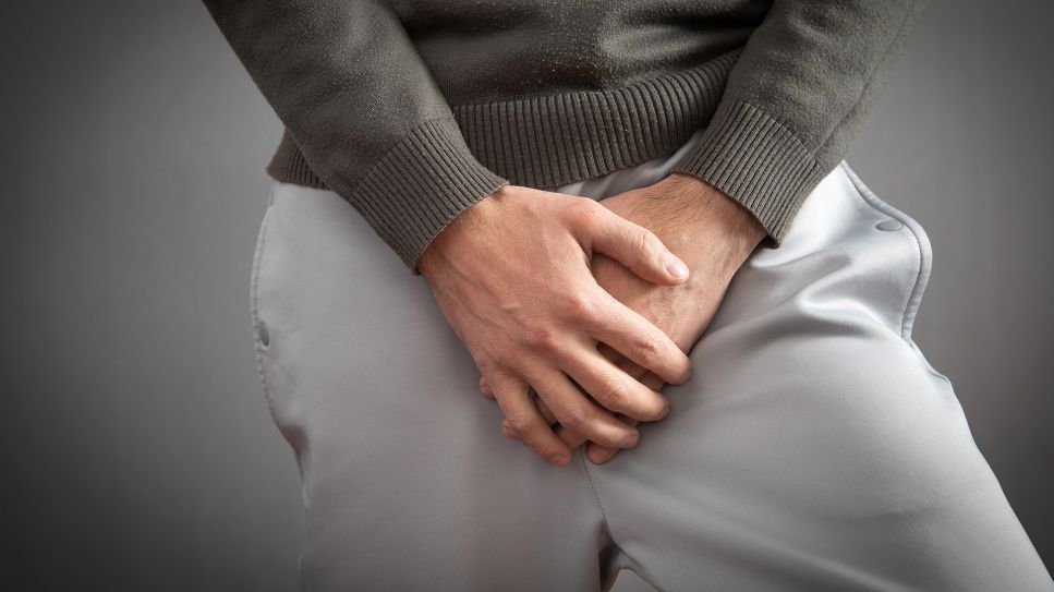 Blasenentzündung beim Mann: Mann hält sich schmerzenden Unterleib (Bild: Colourbox)