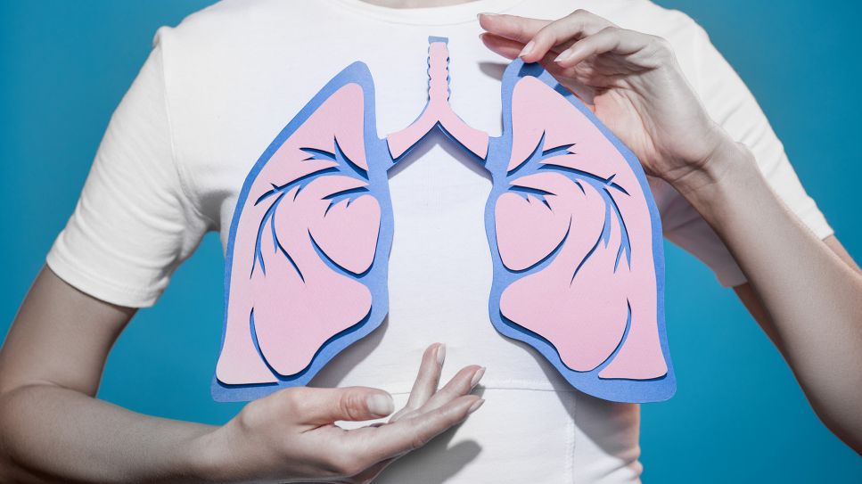 Ventile gegen COPD: Bild zeigt Oberkörper, mit 2D-Modell einer Lunge davor (Bild: Colourbox)