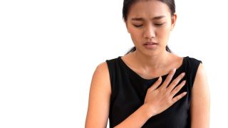 Herzinfarkt bei Frauen: Bild zeigt Frau, die sich schmerzverzerrt Hand an Brust legt (Bild: Colourbox)