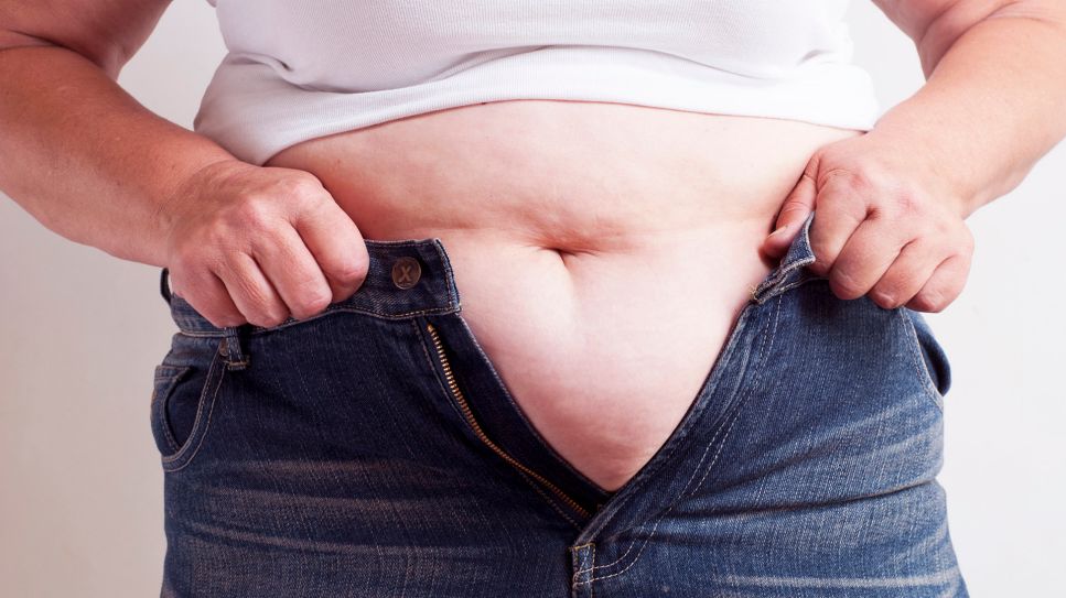 OP oder Spritze bei Übergewicht: Bild zeigt übergewichtige Person, die versucht zu enge Hose zu schließen (Bild: Colourbox)