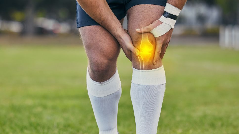 OP nach Kreuzbandriss: Bild zeigt Rugbyspieler, der sich schmerzendes Knie hält (Bild: Colourbox)