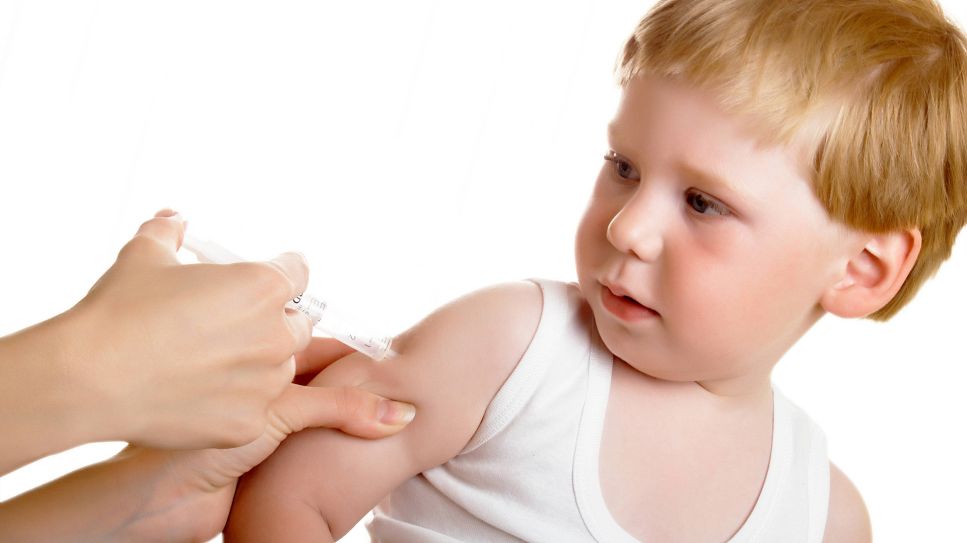 Polio-Impfung: Bild zeigt Kind, das mit Spritze geimpft wird (Bild: imago images/Design Pics)