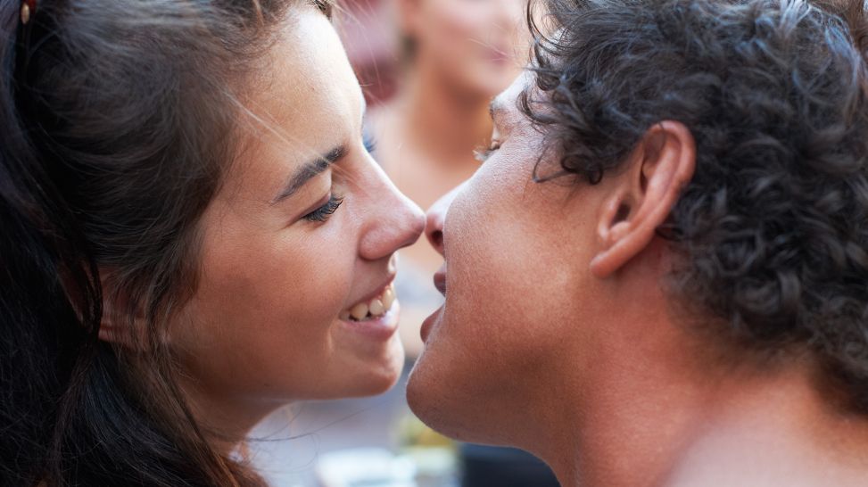 Küssen: Bild zeigt junges Paar kurz vor dem Kuss (Bild: Colourbox)