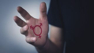 Geschlechtsumwandlung: Bild zeigt Hand mit Transgender Symbol in Handinnenfläche (Bild: Colourbox)