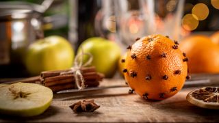 Fructoseintoleranz & Adventszeit: Bild zeigt Orangen, Äpfel, Anis und Zimt auf Tisch (Bild: Colourbox)