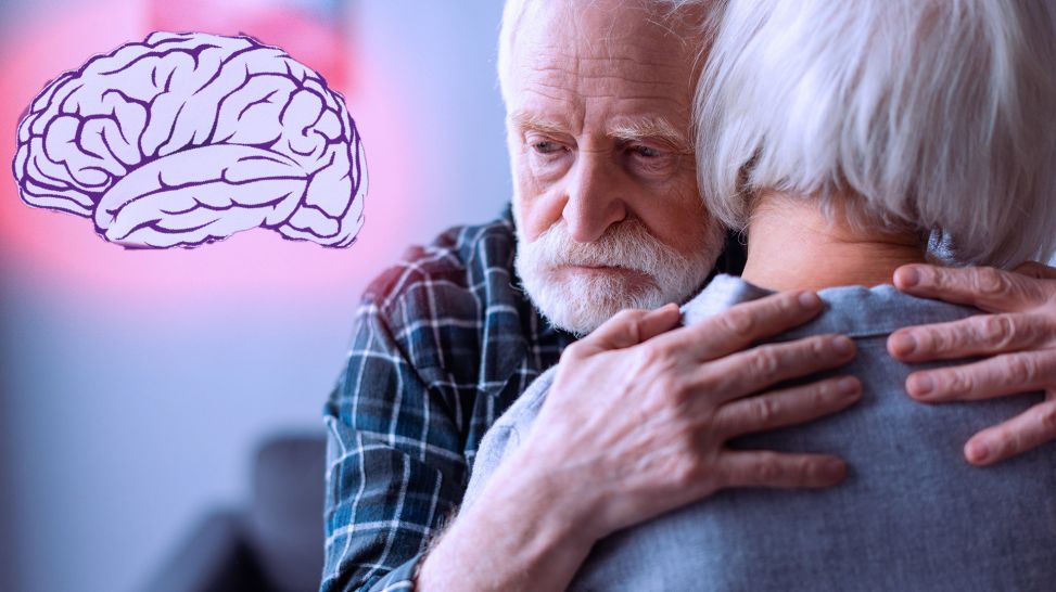 Alzheimer: Senior umarmt verzweifelt Seniorin, daneben Grafik eines Gehirns (Bild: colourbox.de)