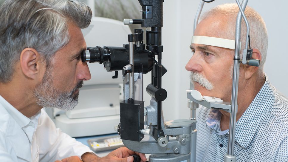 Augenuntersuchung eines älteren Mannes (Bild: Colourbox)