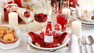 Tisch mit weihnachtlicher Deko (Bild: Colourbox)