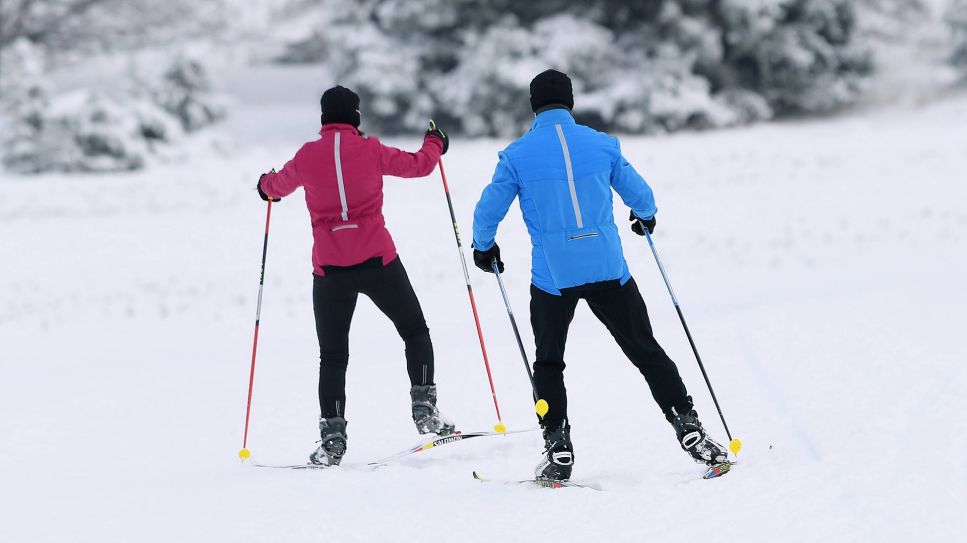 Paar auf Skiern (Bild: imago images/ULMER Pressebildagentur)