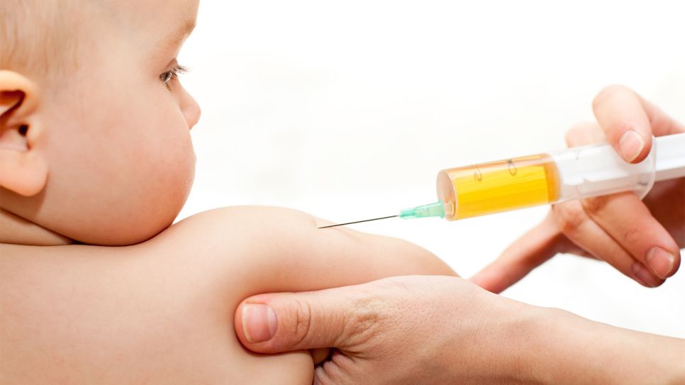Kleinkind kriegt Impfung (Bild: Colourbox)