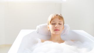 Frau liegt entspannt in Badewanne (Bild: Colourbox)