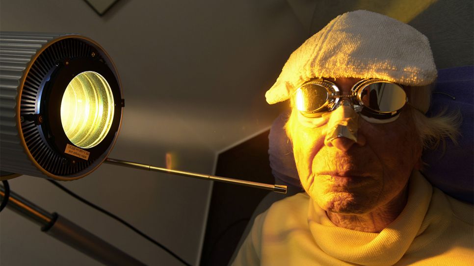 Ältere Frau wird mit photodynamischer Therapie gegen Hautkrebs behandelt (Bild: imago images/Hans-Günther Oed)