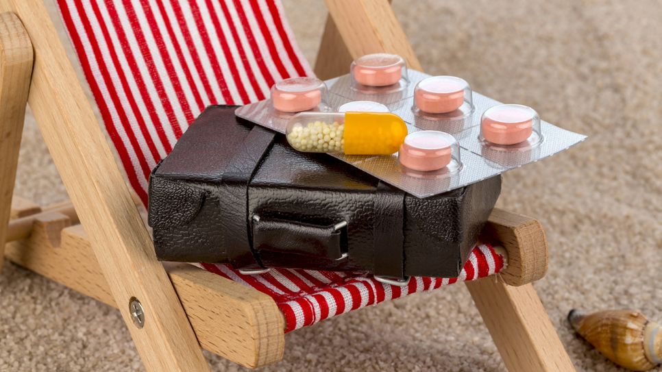 Sonnenstuhl mit Koffer und Pillen (Bild: imago/westend61)