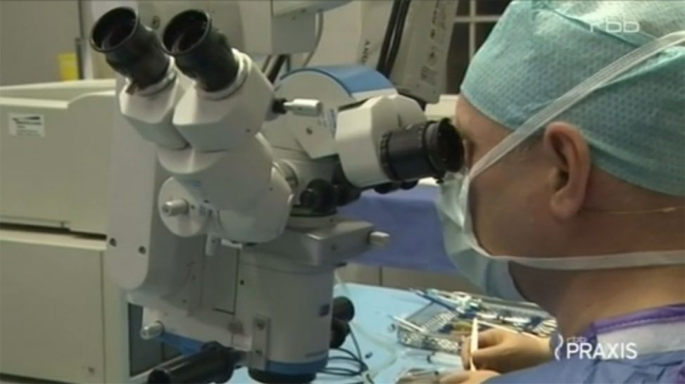Nachgefragt Grauer Star: Dr. Holger Bull schaut durch Mikroskop