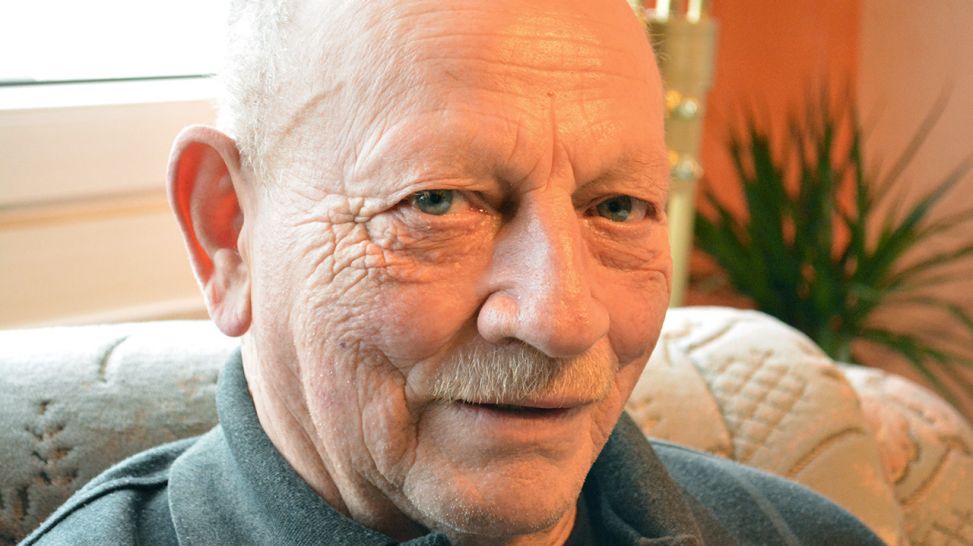 Nachgefragt Grauer Star: Patient Karl-Heinz Reimann lächelt
