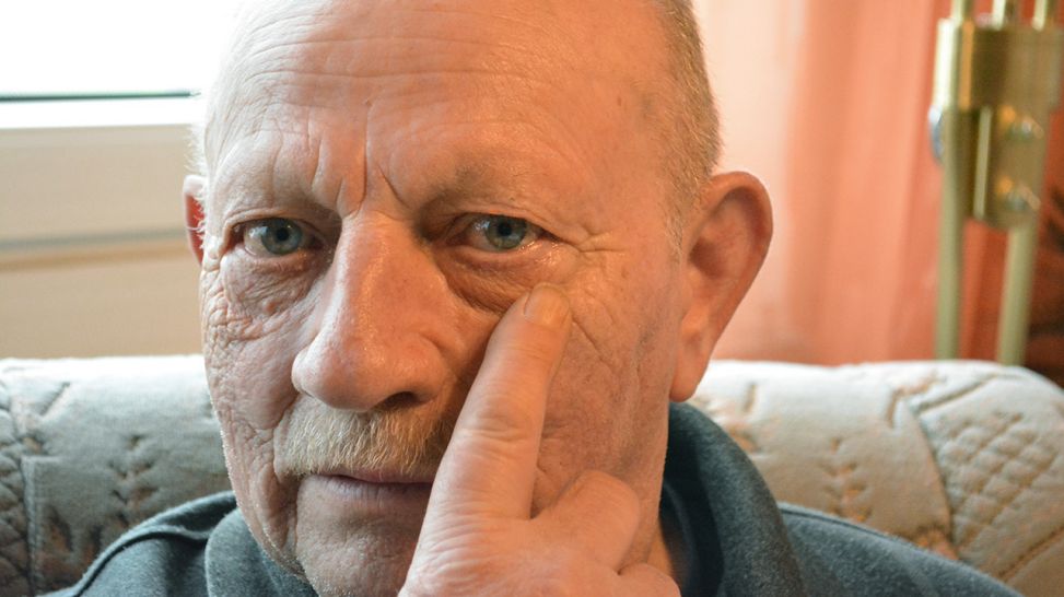 Nachgefragt Grauer Star: Patient Karl-Heinz Reimann zeigt sein linkes Auge - es war am schwersten vom Grauen Star betroffen