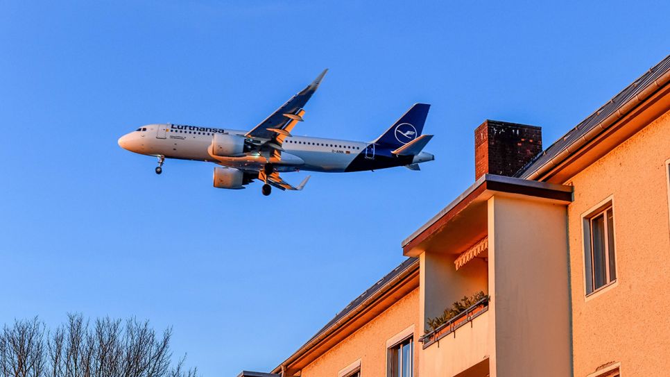 Flugzeug fliegt über Wohnungen in Berlin-Tegel (Bild: imago images/Schöning)