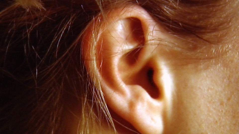 Rechtes Ohr einer Frau (Quelle: rbb)
