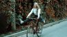 Frau fährt Rad mit ausgestreckten Beinen (Bild: unsplash/Igor Lypnytskyi)