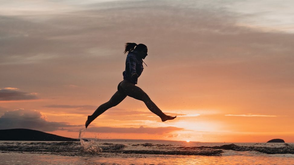 Frau springt vor Sonnenaufgang (Bild: unsplash/Keefikus)
