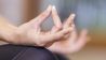 Handhaltung beim Yoga (Quelle: imago/allOver-MEV)