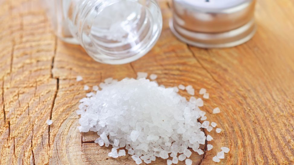 Häufchen Salz auf Holztisch (Quelle: Colourbox)