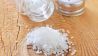 Häufchen Salz auf Holztisch (Quelle: Colourbox)