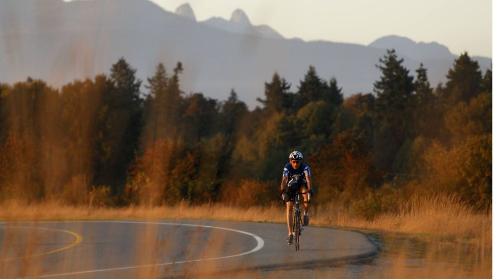 Mann fährt Rennrad in den Bergen (Quelle: imago/All Canada Photos)