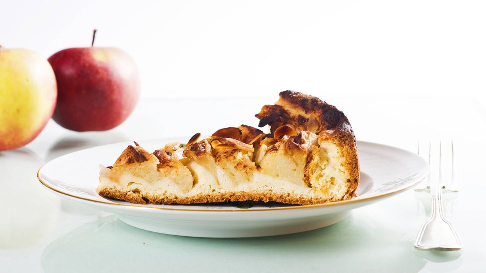 Ein Stück Apfelkuchen liegt auf einem Teller (Quelle: imago/INSADCO)