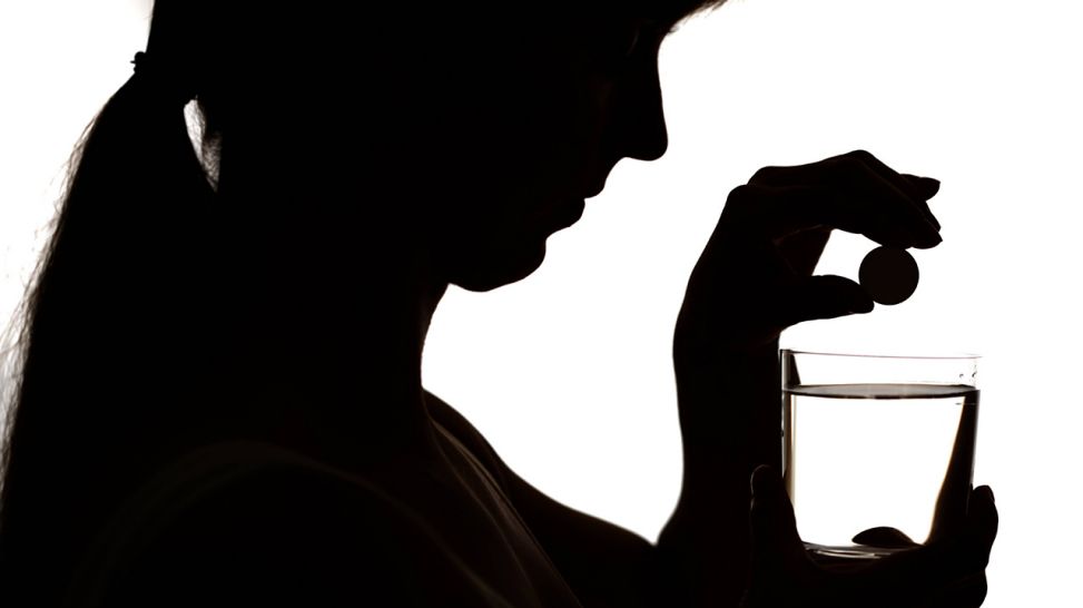 Frau löst eine Brausetablette in einem Wasserglas auf (Quelle: imago/Jochen Tack)