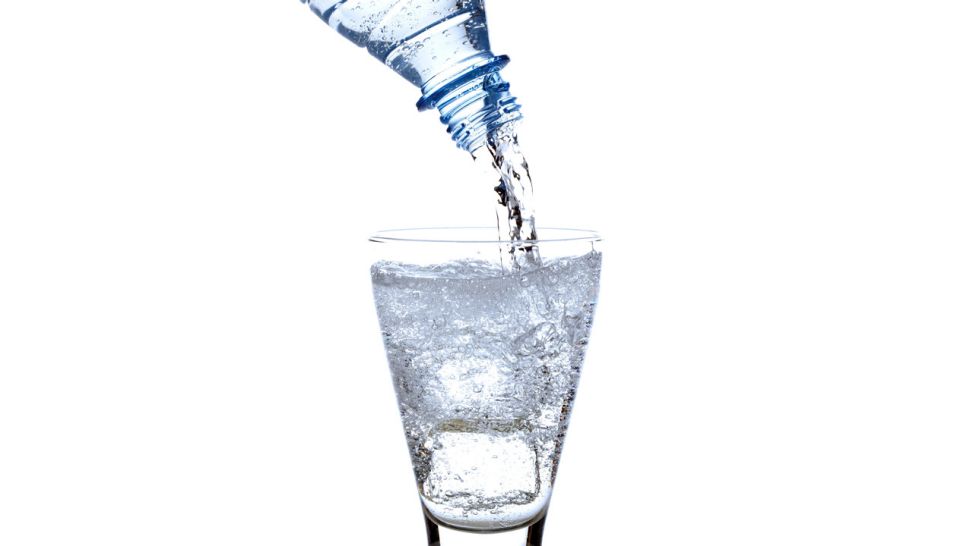 Wasser wird in ein Glas geschenkt (Quelle: imago/ Westend61)