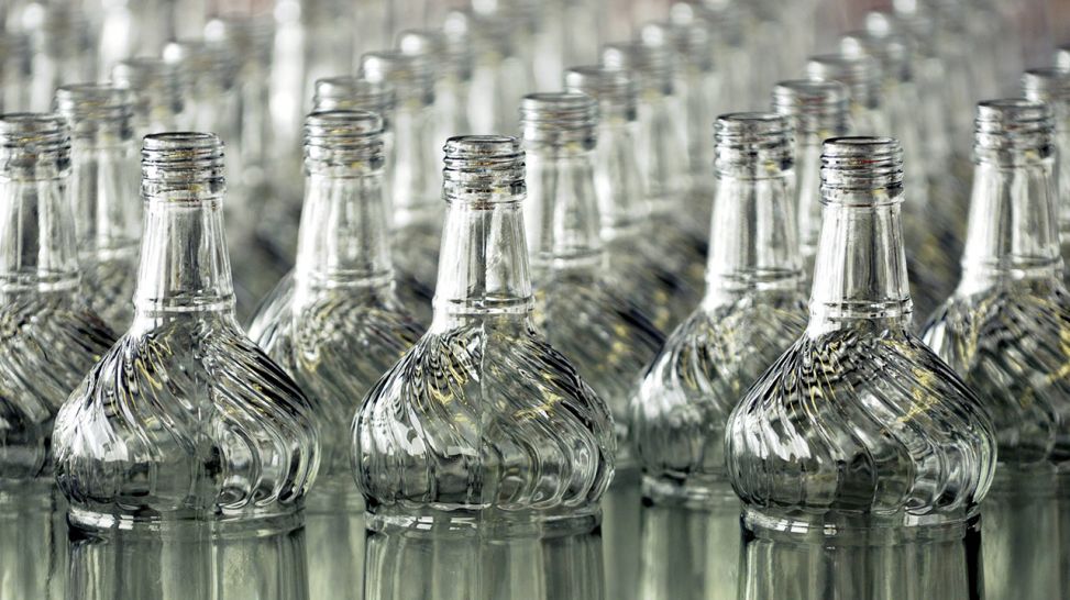 Wodkaflaschen (Quelle: imago/Rainer Unkel)