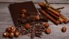 Dunkle Schokolade, Nüsse und Zimtstangen (Bild: Colourbox)